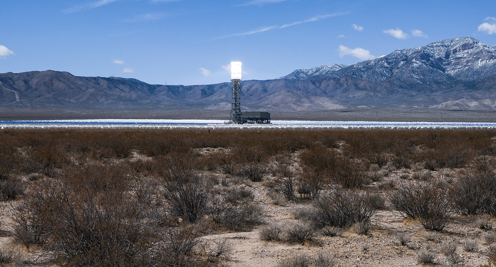 Ivanpah 塔式太阳能热发电站与定日镜